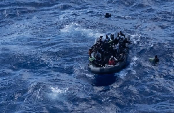 Questa immagine ha l'attributo alt vuoto; il nome del file è gommone-grigio.jpg